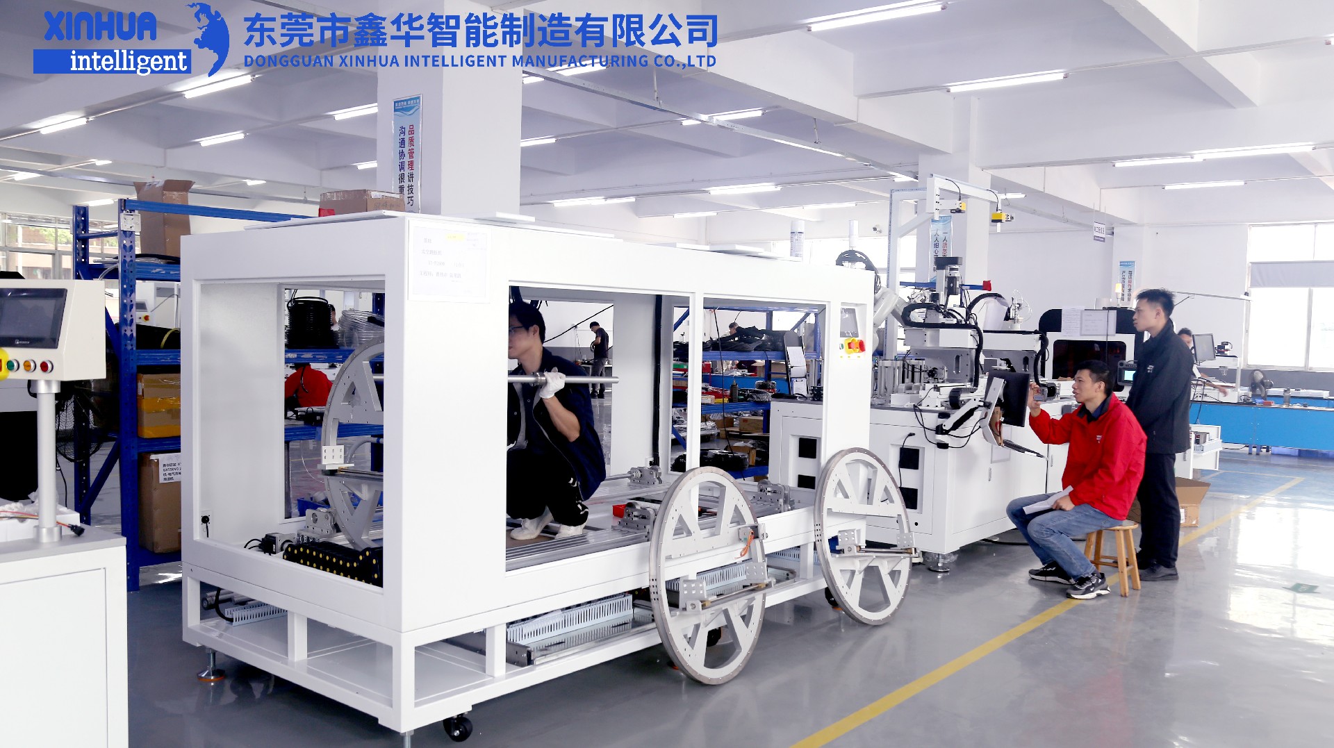 鑫华智能三位工程师正在车间排查自动锁螺丝机故障